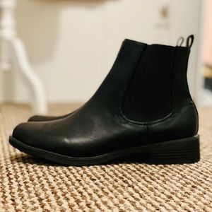 Black chelsea boots 🖤